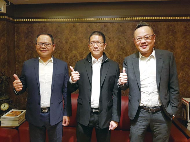 清景麟建筑团队董事长林聪麟（右起）、泰嘉开发董事长吕金发、以及泰郡建设董事长郭泰吟等三巨头，1日宣布联手进军台南房市，推出台南首见的最贵豪宅。图／顏瑞田
