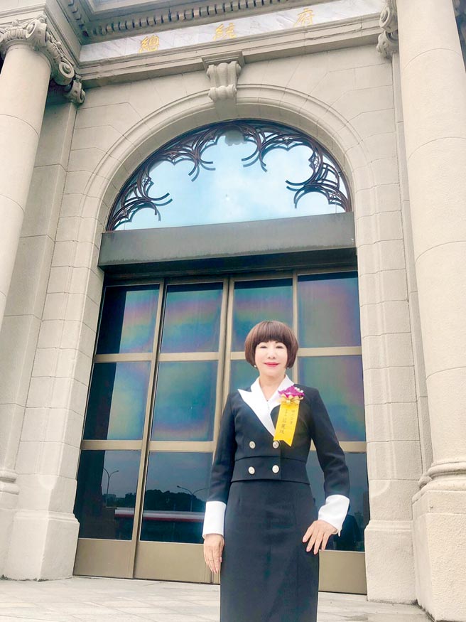 联米企业荣获第17届国家品牌玉山奖，总统蔡英文接见联米董事长庄丽珠代表。图／林宜蓁