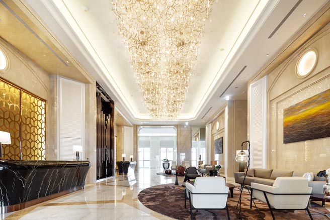 以奢游世界为概念规划公设空间的「远雄THE ONE」，贵客在17楼私宅接待大厅CHECK IN，感受另类偽出国之旅。图／业者提供