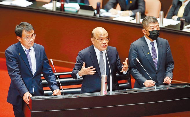 针对开放莱猪进口议题，农委会主委陈吉仲（左起）、行政院长苏贞昌、卫福部长陈时中上台答询，苏表示国民党开放进口含莱剂美牛，台湾人吃8年，越吃越多，也没有出任何事情。（姚志平摄）