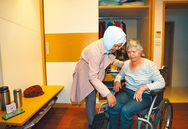 劳动部长许铭春昨表示，劳动部将媒合国内照护人员协助，必要的话就延长移工的在台年限，也会请卫福部的长照资源配合因应。图为印尼看护工照顾雇主。（陈怡诚摄）