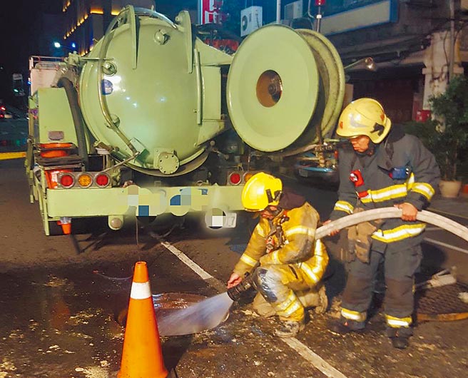 高雄市惊传下水道工安意外，2名工人疑似沼气中毒，被救出时均失去生命迹象。（高市消防局提供／袁庭尧高雄传真）