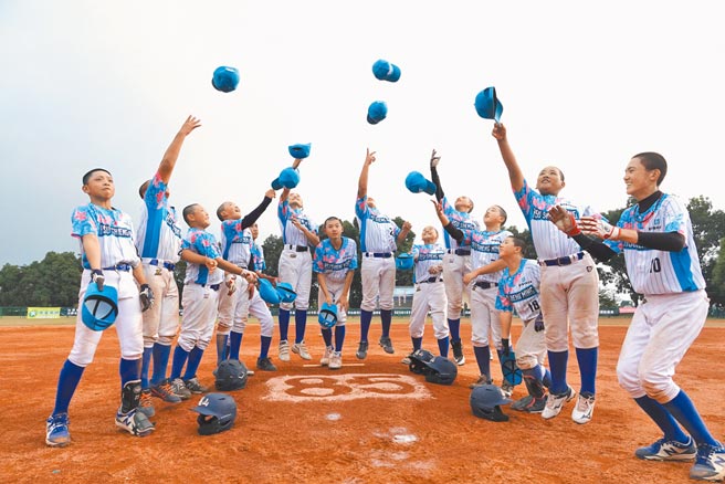 桃园市龟山国小在徐生明国际少棒锦标赛完成4连霸，小球员开心抛帽子庆贺。（毛琬婷摄）