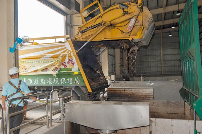 外埔绿能园区厨余採开放式进料，造成恶臭四溢。（市议员吴敏济服务处提供／陈世宗台中传真）