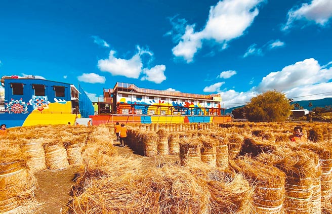 台东县关山镇农会收购稻草卷，建置成稻草迷宫，颇受游客喜爱。（庄哲权摄）