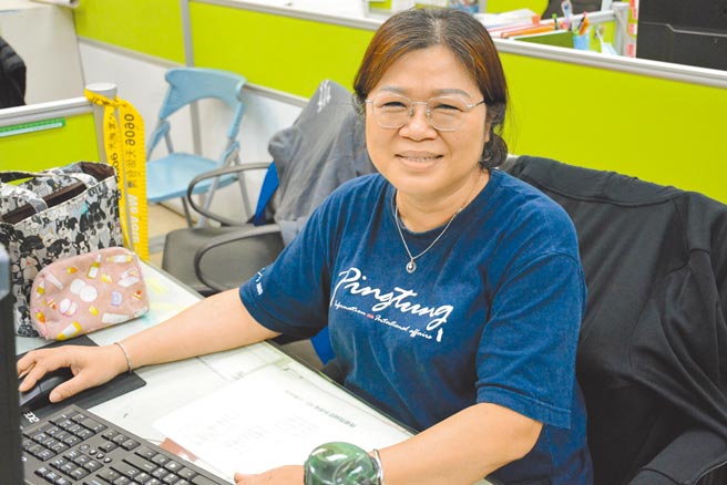 在科技发达时代，网路行销成了显学，不论公私部门，为增加曝光度，常找来自带流量的网红协助拍摄影片，屏东县政府却突发奇想，由府内科员罗丽娜粉墨登场、化身「模型娜」，搭上电影《返校》热潮，呼吁游子连假返家，没想到一炮而红，成了家喻户晓人物。（林和生摄）