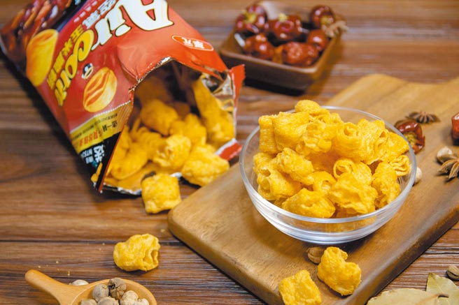 全联独家「华元Air Corn x 这一锅」空气玉米脆饼-御膳麻辣锅风味」，90g，原价55元，3日前买1送1。（全联提供）