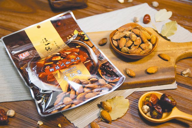 全联「盛香珍x这一锅」联名御膳川椒风味杏仁果，18日至明年1月7日单包133元、2包特价148元。（全联提供）