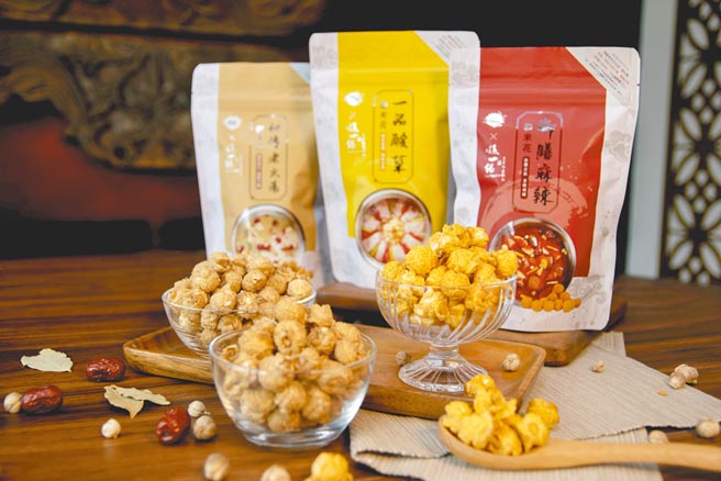 全联独家「星球工坊x这一锅」联名御膳麻辣、秘传老火汤、一品酸菜锅3种风味爆米花，皆50g，原价99元，4日至明年1月7日特价65元。（全联提供）