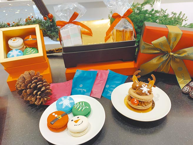CHA CHA THE采采食茶今年耶诞推出限定马卡龙与茶点礼盒，其中新品「红鼻子麋鹿马卡龙」（图右）3吋150元。另也推出「缤纷圣诞马卡龙礼盒」（图左）8入600元。（吴奕萱摄）