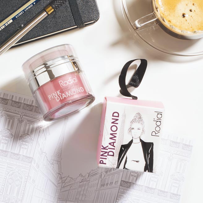 美妆业者再推最后一波耶诞限定组合，英国保养Rodial耶诞礼盒首度登台，台湾特别引进「龙血保溼耶诞礼盒」以及「粉钻光魔法盒」620元。（Rodial提供）