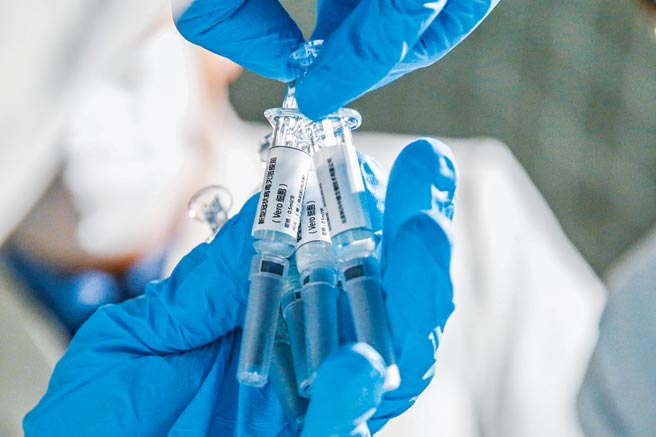 3月16日，科兴中维工作人员展示新型冠状病毒灭活疫苗样品。（新华社）