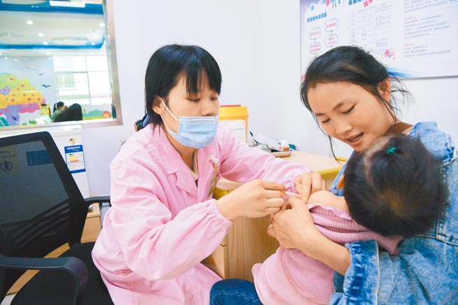 11月27日，福建省三明市大田县均溪社区卫生服务中心的医务人员为儿童接种疫苗。（新华社）