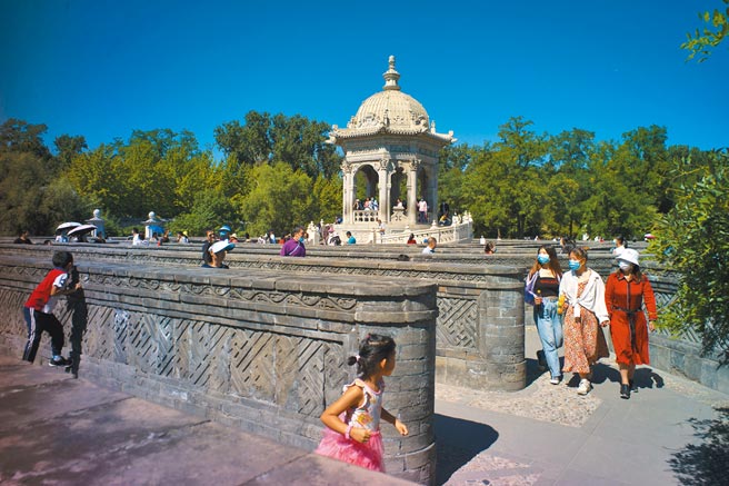 9月19日，北京，游客在圆明园内参观游览。（中新社）