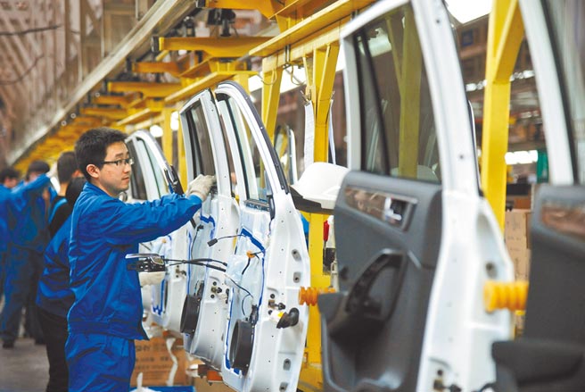 华晨汽车中华工厂生产线的工人进行车辆组装。（新华社资料照片）