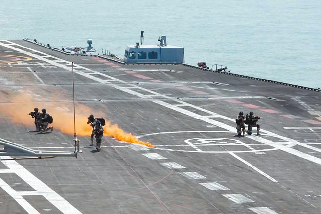 印度海军MARCOS部队在「超日王号」航母（INS Vikramaditya）上进行演练。（取自印度海军官网）