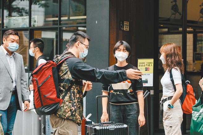 申请入台手续加上14天的隔离检疫，让陆生无法在开学时间前回到学校上课，图为陆生结束14天防疫隔离，终于出关。（本报系资料照片）