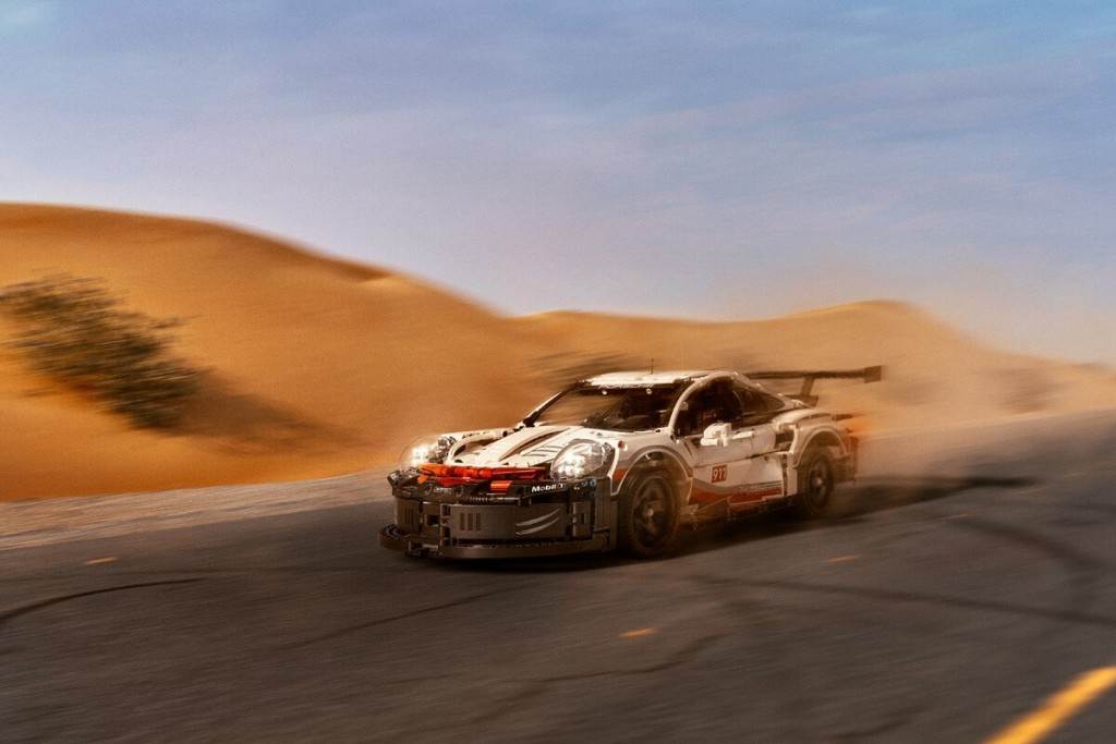 沙漠中的Porsche 911 RSR LEGO
