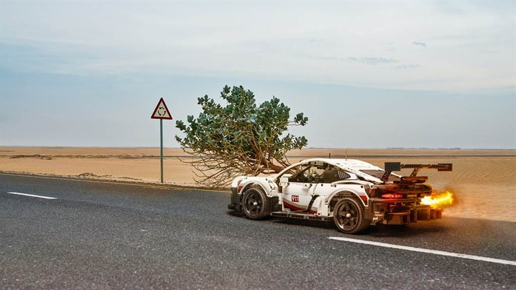 沙漠中的Porsche 911 RSR LEGO
