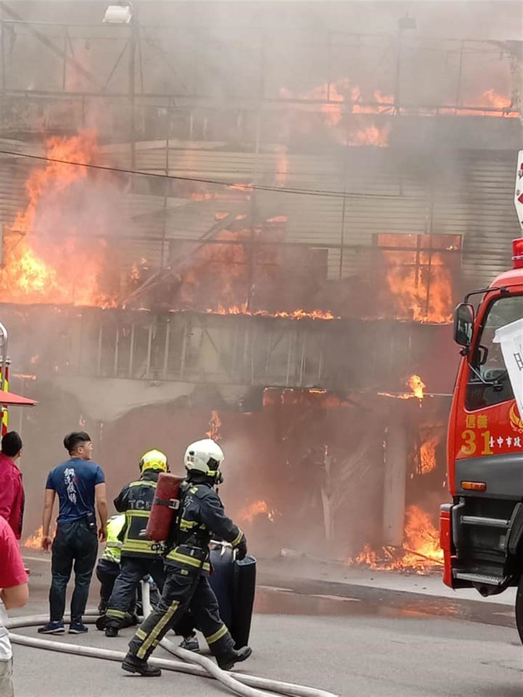 台中市继光街在地知名的一福堂太阳饼老店今（3日）传出火警。（脸书社团《爆废1公社》／苏育宣翻摄）