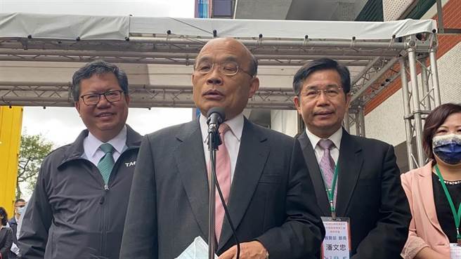 行政院长苏贞昌（中）和桃园市长郑文灿（左）。（图为中时资料照）