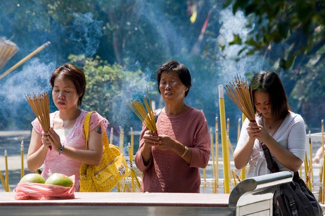 女子的公公很迷信，认为线香不能断或烧完。（示意图/达志影像/Shutterstock提供）