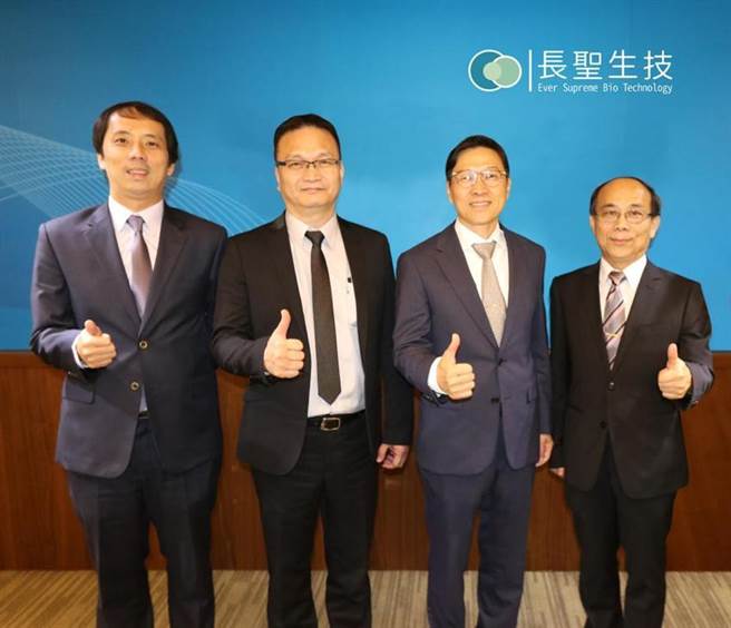 长圣生技董事长刘铢淇（右二）带领全体同仁共同努力，期望带动细胞疗法领域新未来。图／中国附医提供