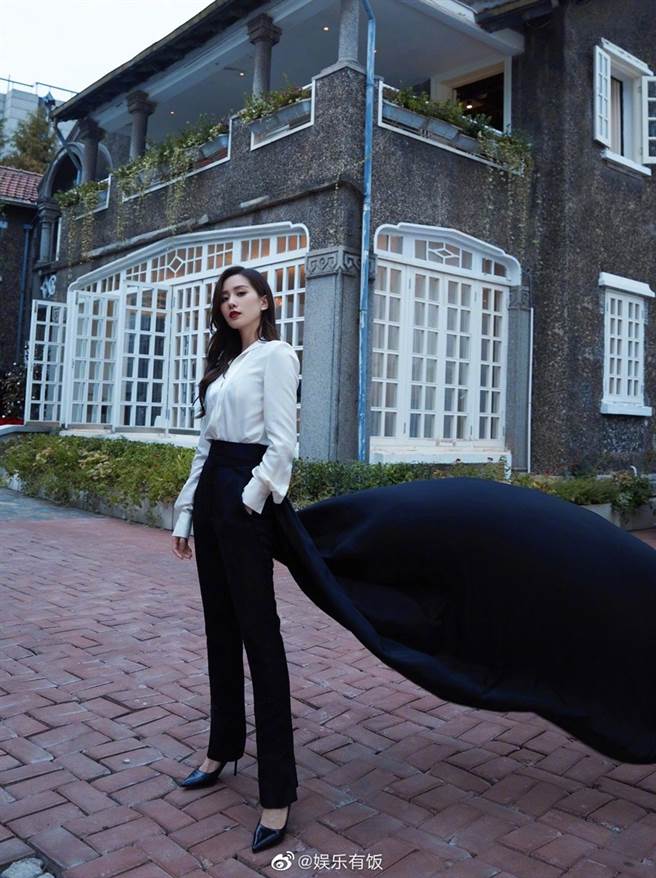 刘诗诗穿帅气裤装。（图／翻摄自娱乐有饭微博）