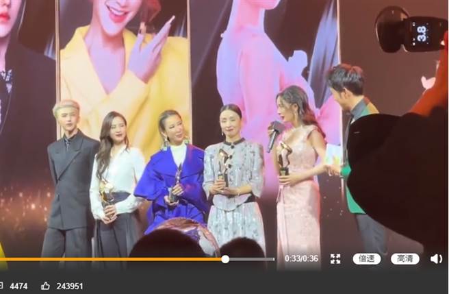 杨幂台上噹刘诗诗。（图／翻摄自秒拍）