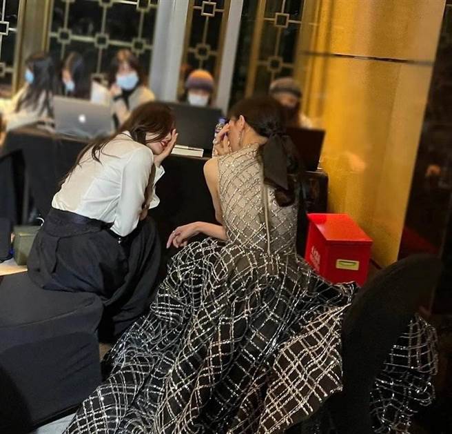 刘诗诗在后台跟唐嫣说悄悄话。（图／翻摄自新浪娱乐微博）