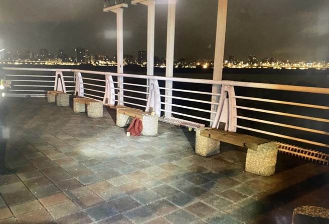 警方在观景平台旁有发现潘男遗留下的背包，内有身分证件、健保卡、皮夹内有1300元，椅子上则有手机，另有张写给母亲的书信，而一旁有未喝完高粱酒瓶(戴上容翻摄)