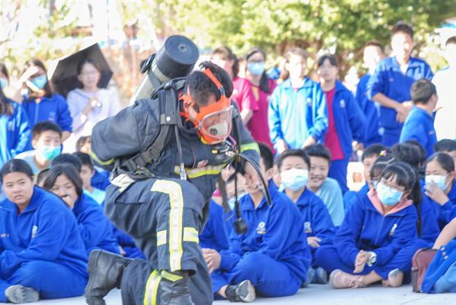 日南國中舉辦「公共安全消防體驗教育」，孩子們體驗滅火及逃生方式。（日南國中提供／陳淑娥台中傳真）