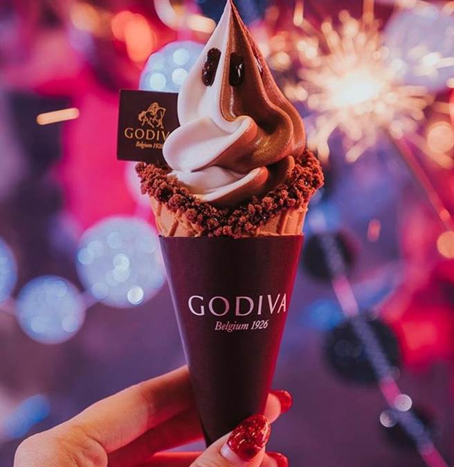 来自比利时的巧克力品牌GODIVA，12/5起连2天推出促销活动，购买霜淇淋和冰淇淋可享买一送一优惠。（图/GODIVA提供）