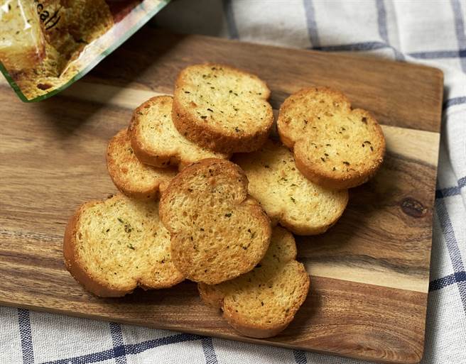 全联大蒜麵包饼乾 超涮嘴网曝「销魂吃法」。(图/品牌提供)