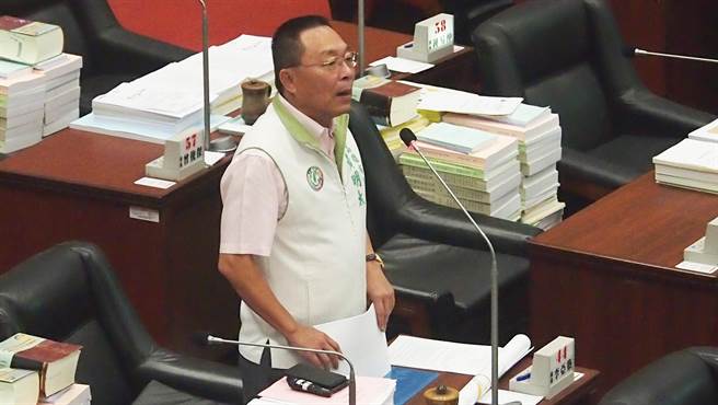 高雄巿议员黄明太2日在议会质询。（曹明正摄）