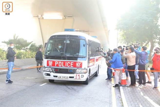 押解黎智英的警车抵达西九龙法院。(图/翻摄自东网)