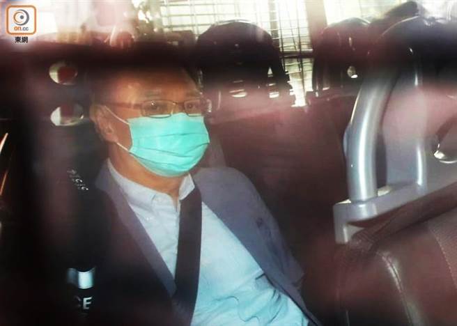 周达权早上亦由警车押抵西九龙法院。(图/翻摄自东网)