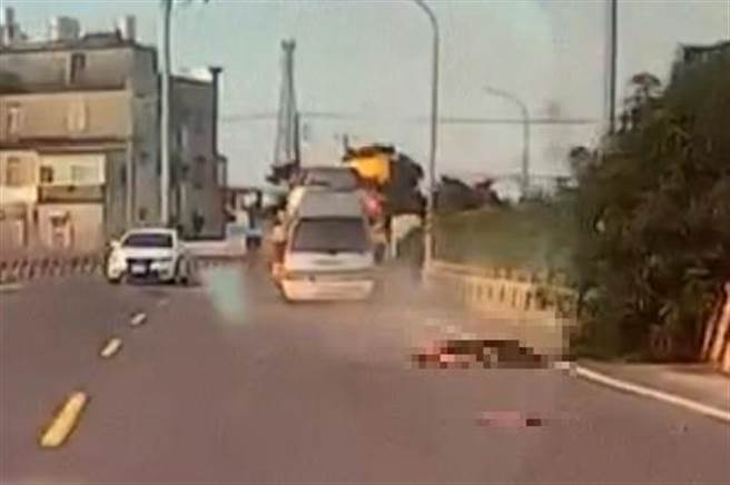 一辆拖吊车12月1日在路竹区高11县道上撞倒一名男子，未下车察看就离去。（翻摄照片／林瑞益高雄传真）