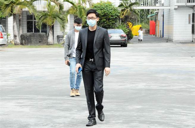 信功经理杨旻叡对于安检时机敏感，他频说，别再牵扯政治。(林和生摄)