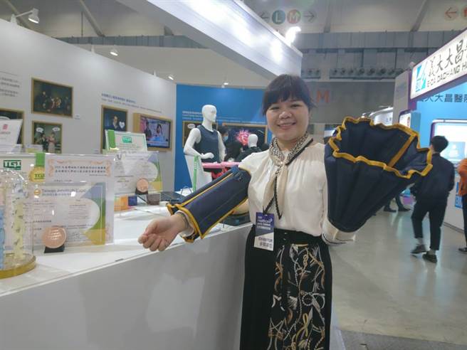 台湾医疗科技展今天登场，台南奇美医院推出解决医疗现场难题与创新科技的发明。本身是外科病房护理长的李玉媚，参与发明出减低插管病患行动困扰的护套，被昵称为「加油筒」(图/梁惠明摄)