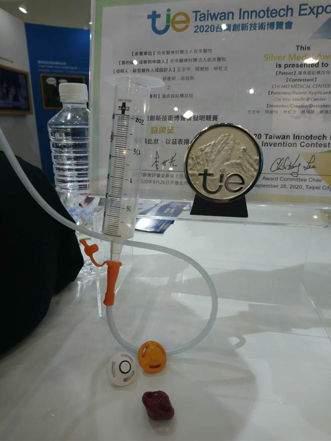 灌食空针防气盘，能协助灌食患者避免吸入空气，是非常小巧但实用的设计。(图/梁惠明摄)