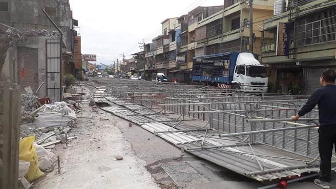 员林市员集路、东彰路口，路边整排民宅正在进行拆除重建工程，今天上午10点多整片3层楼高的鹰架竟应声倒下，阻断人车通行。（摘自脸书／谢琼云彰化传真）