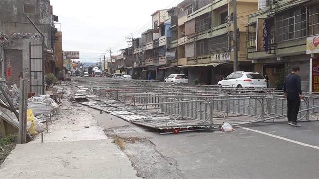 员林市员集路、东彰路口，路边整排民宅正在进行拆除重建工程，今天上午10点多整片3层楼高的鹰架竟应声倒下，阻断人车通行。（摘自脸书／谢琼云彰化传真）