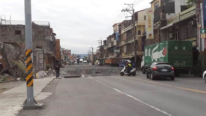 员林市员集路、东彰路口，路边整排民宅正在进行拆除重建工程，今天上午10点多整片3层楼高的鹰架竟应声倒下，阻断人车通行。（摘自脸书／谢琼云彰化传真）