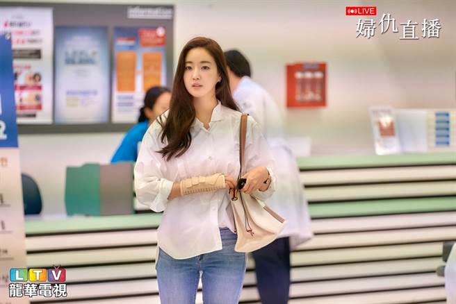 《妇仇直播》中，金思朗看病时遇到了生命垂危的性侵受害者。（图／龙华电视提供）