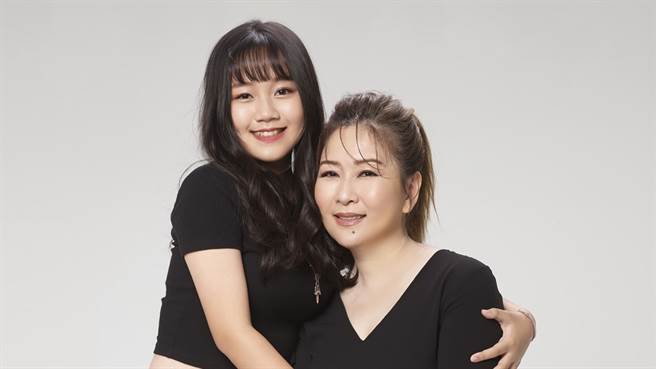 张秀卿与女儿林莉。（图／豪记唱片提供）