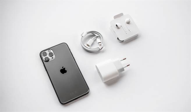 苹果被许多消费者质疑以环保名义行促销之实。图为iPhone 11与配件。(达志影像shutterstock)