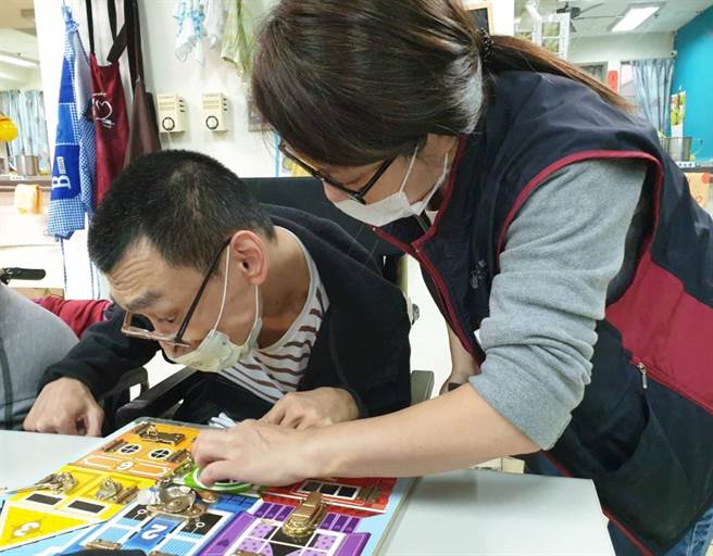 响应国际身障日　淡水图书馆带身障朋友PLAY玩具(戴上容摄)