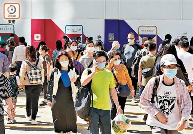 香港政府被批防疫政策处处漏洞，才导致第四波疫情爆发。（取自东网）