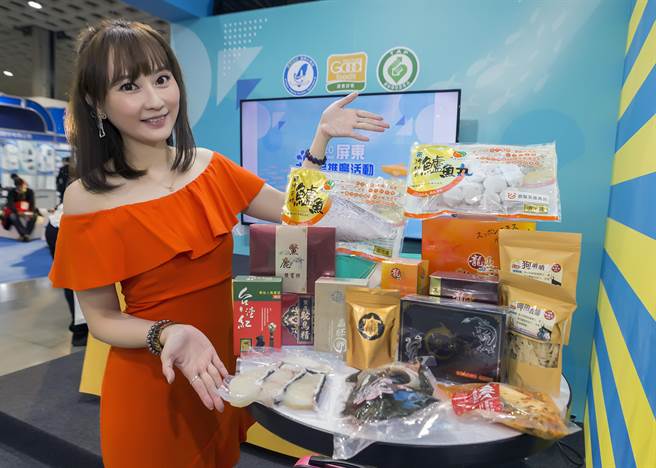 屏东县政府特别将「屏东好物」品牌，结合通路行销概念，并以「FUN飨渔悦 渔悦屏东」为主题，筹设「渔悦屏东馆」，并邀请了7家屏东在地优质水产养殖业者，力佳绿能、峰渔、栗炀、玖鼎、鱻富、龙丞、台湾红鱼共同筹组参展。（陈麒全摄）